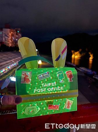 ▲▼台北郵局推出「兔兔郵差包小提燈」。（圖／林佳葦提供）
