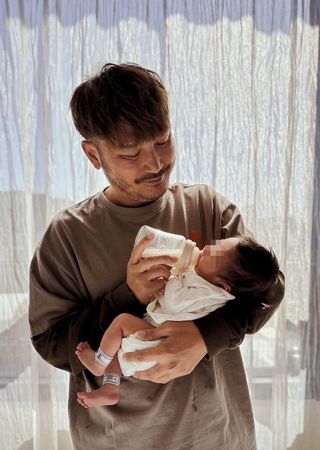 ▲KID成為新手爸爸，在兒子打疫苗時脆弱爆哭。（圖／翻攝自臉書／林柏昇 KID）