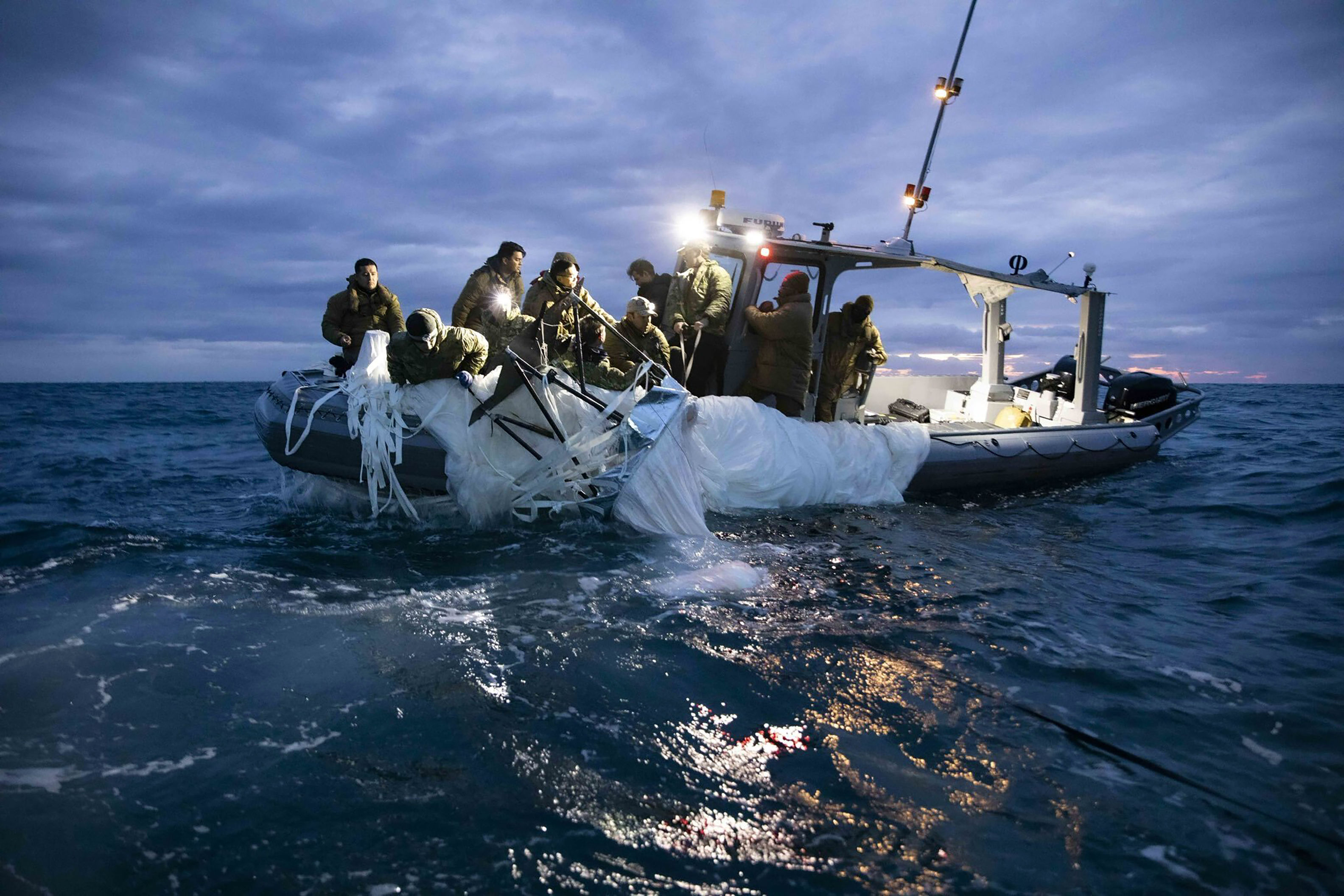 ▲▼美國海軍公布照片，2023年2月5日，爆裂物處置第二小組（Explosive Ordnance Disposal Group 2）水兵在南卡州默特爾比奇海灘（Myrtle Beach）打撈中國間諜氣球漂浮海面上的殘骸。（圖／達志影像／美聯社）