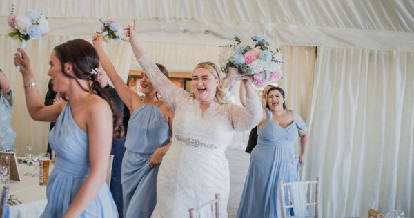 英國一名27歲女子，婚禮當天發現新郎落跑。（圖／翻攝自Kayley Stead臉書）