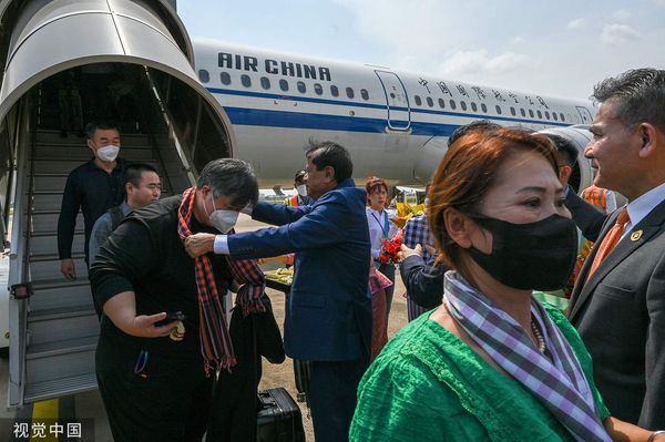 ▲柬埔寨旅遊官員在機場迎接大陸遊客。（圖／CFP）