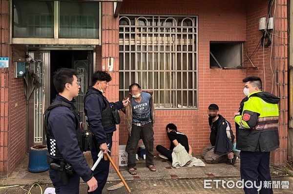 ▲巡邏員警發現空屋內閃過人影，當場查獲陳男3人。（圖／大園警分局提供）