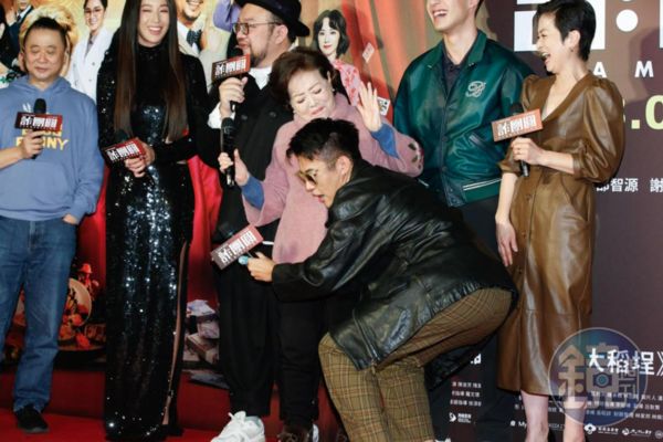 ▲A先生夫妻表示，隋棠稱1月18日去花蓮旅遊不在家，但卻有新聞照片顯示當天她參加新片首映會（後排左二）。