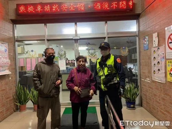 ▲東港警分局新園分駐所警員宋宗翰連絡湯黃婦兒子將她帶回。（圖／記者陳崑福翻攝，下同）