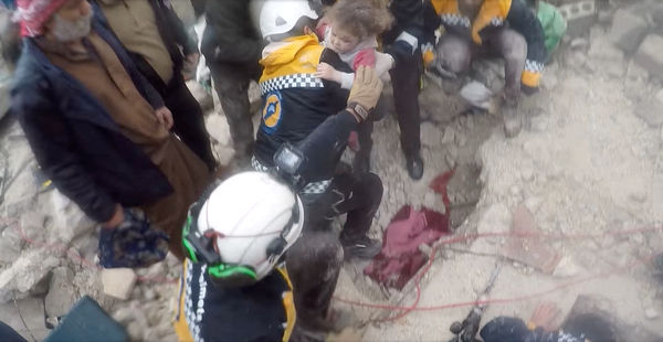 ▲▼土耳其強震，敘利亞公民防衛組織「白頭盔」（White Helmets）在北部城鎮金達瑞斯（Jandaris）救出3名孩童。（圖／路透）