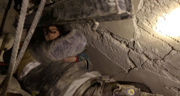 ▲▼土耳其強震，敘利亞公民防衛組織「白頭盔」（White Helmets）在北部城鎮金達瑞斯（Jandaris）救出3名孩童。（圖／路透）