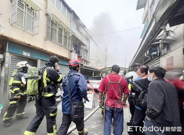 ▲桃園市大溪區民宅昨天上午發生火警，消防人員架起水線灌救，鄰居在旁圍觀。（圖／記者沈繼昌翻攝）