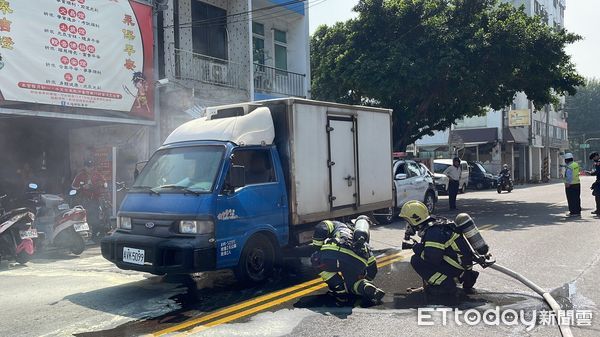 ▲▼小貨車起火             。（圖／記者陳宏瑞攝）