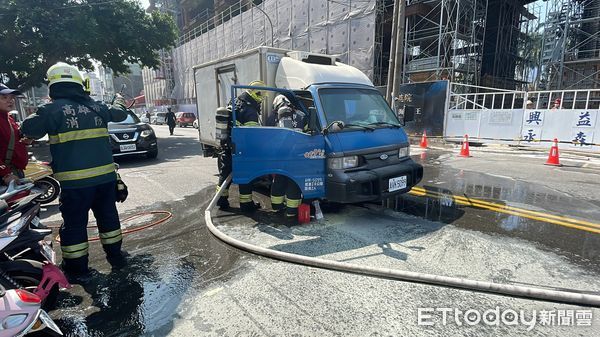 ▲▼小貨車起火             。（圖／記者陳宏瑞攝）