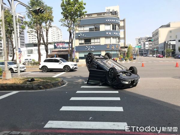 ▲高雄市左營發生一起車禍，被撞車輛當場滾了好幾圈             。（圖／記者吳奕靖翻攝）