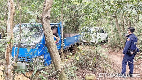 ▲一輛小貨車昨天依靠導航誤入龜山山區小路陷入泥淖，龜山警方找來吉普車順利解困。（圖／記者沈繼昌翻攝）