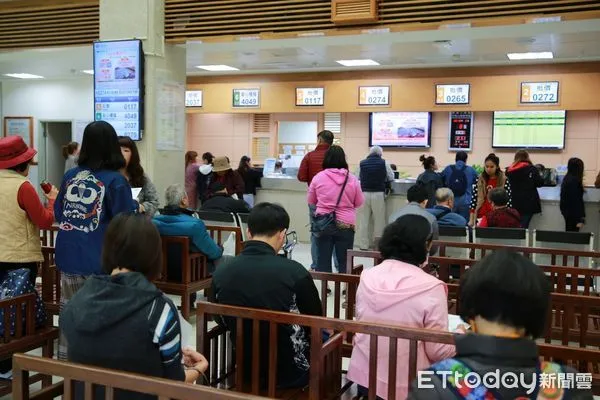 ▲花蓮慈濟醫院除夕到初三兒科、內科、外科醫師仍提供上午門診服務，年初四即恢復正常。（圖／慈濟醫學中心提供，下同）