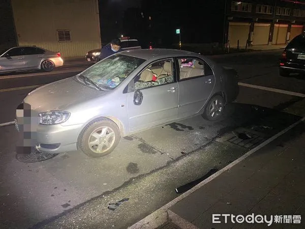 ▲▼警方到場僅剩被砸毀的小客車，施暴涉案人全跑光             。（圖／記者陳以昇翻攝）