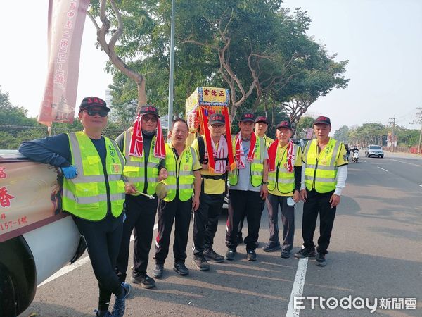 ▲台南市永康區正德宮主委陳建鴻，扛著「福德正神」神尊，徒步前往車城福安宮虔誠進香，3天預計128公里。（圖／記者林悅翻攝，下同）