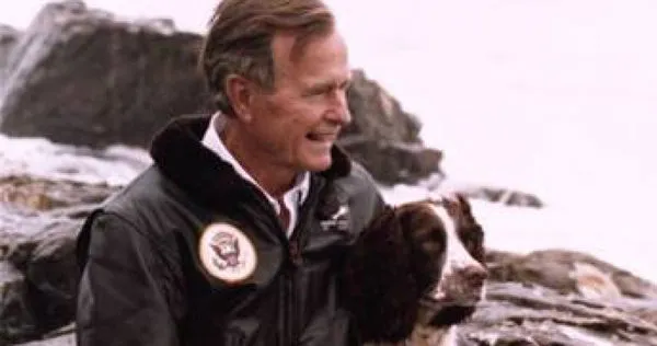 美國前總統老布希與其愛犬遊騎兵。（圖/翻攝自總統寵物博物館）