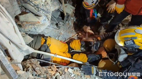 微弱呼救聲！「台灣隊」5小時救出土耳其1女　恢復生命跡象。（圖／記者張君豪翻攝）