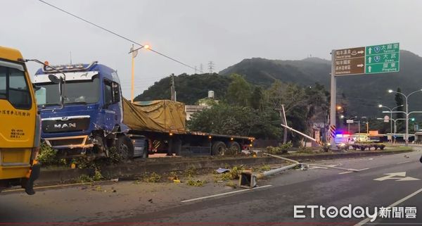 ▲拖板車撞倒2隻電線桿衝向安全島。（圖／記者楊漢聲翻攝）