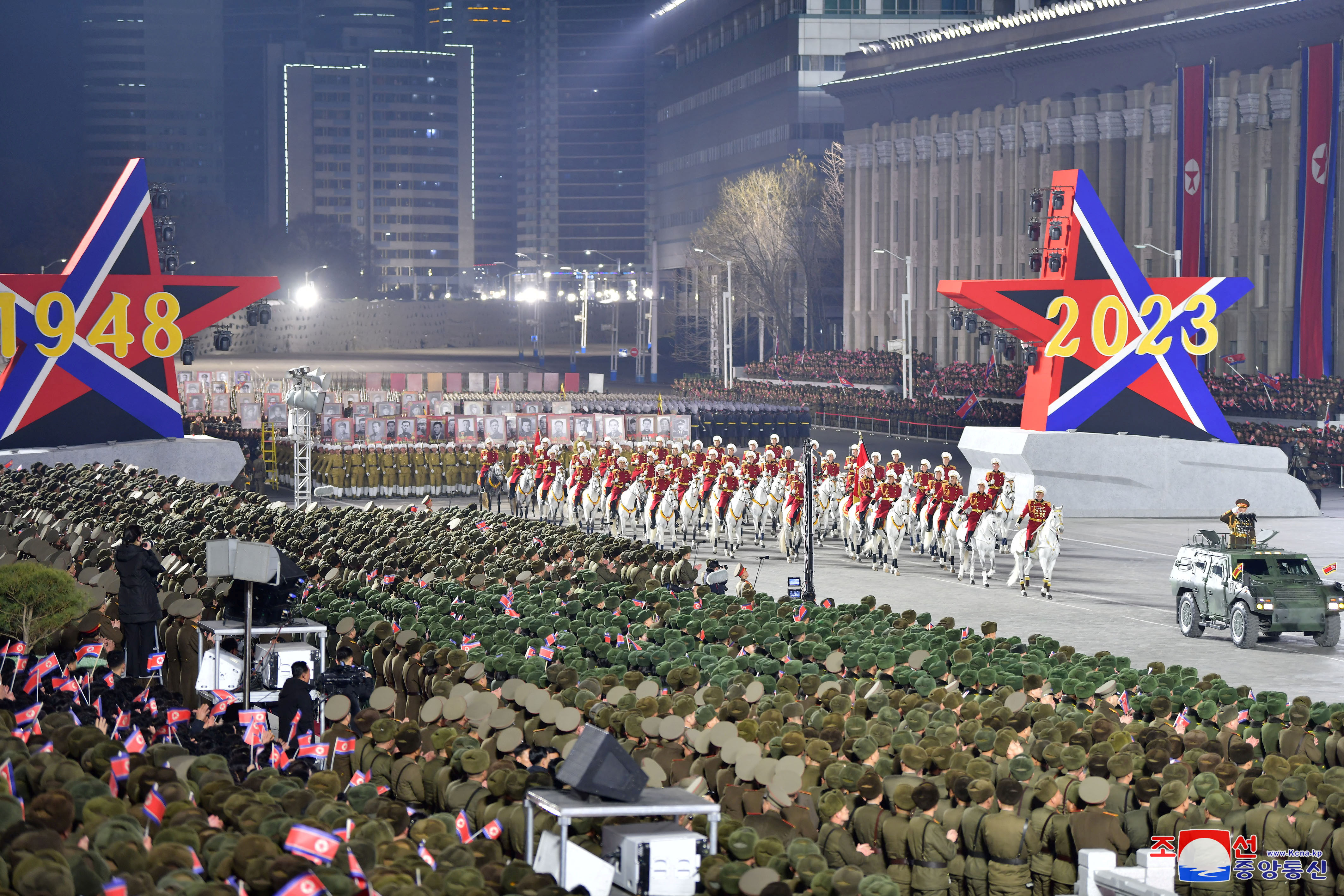 ▲▼北韓8日晚間舉行建軍節75周年閱兵，金正恩出席主持，不過據傳並無發表演說。（圖／路透）
