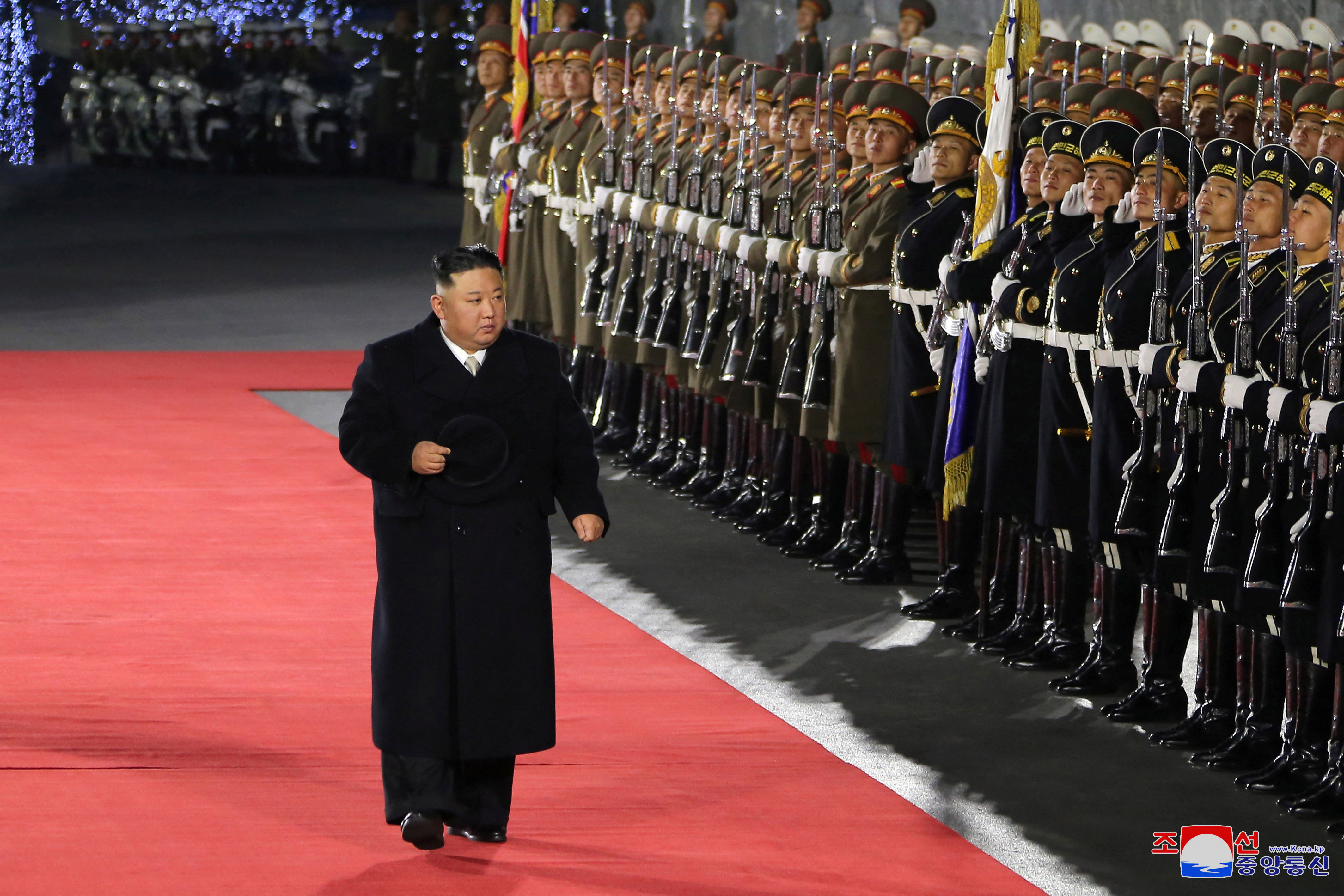 ▲▼北韓8日晚間舉行建軍節75周年閱兵，金正恩出席主持，不過據傳並無發表演說。（圖／路透）