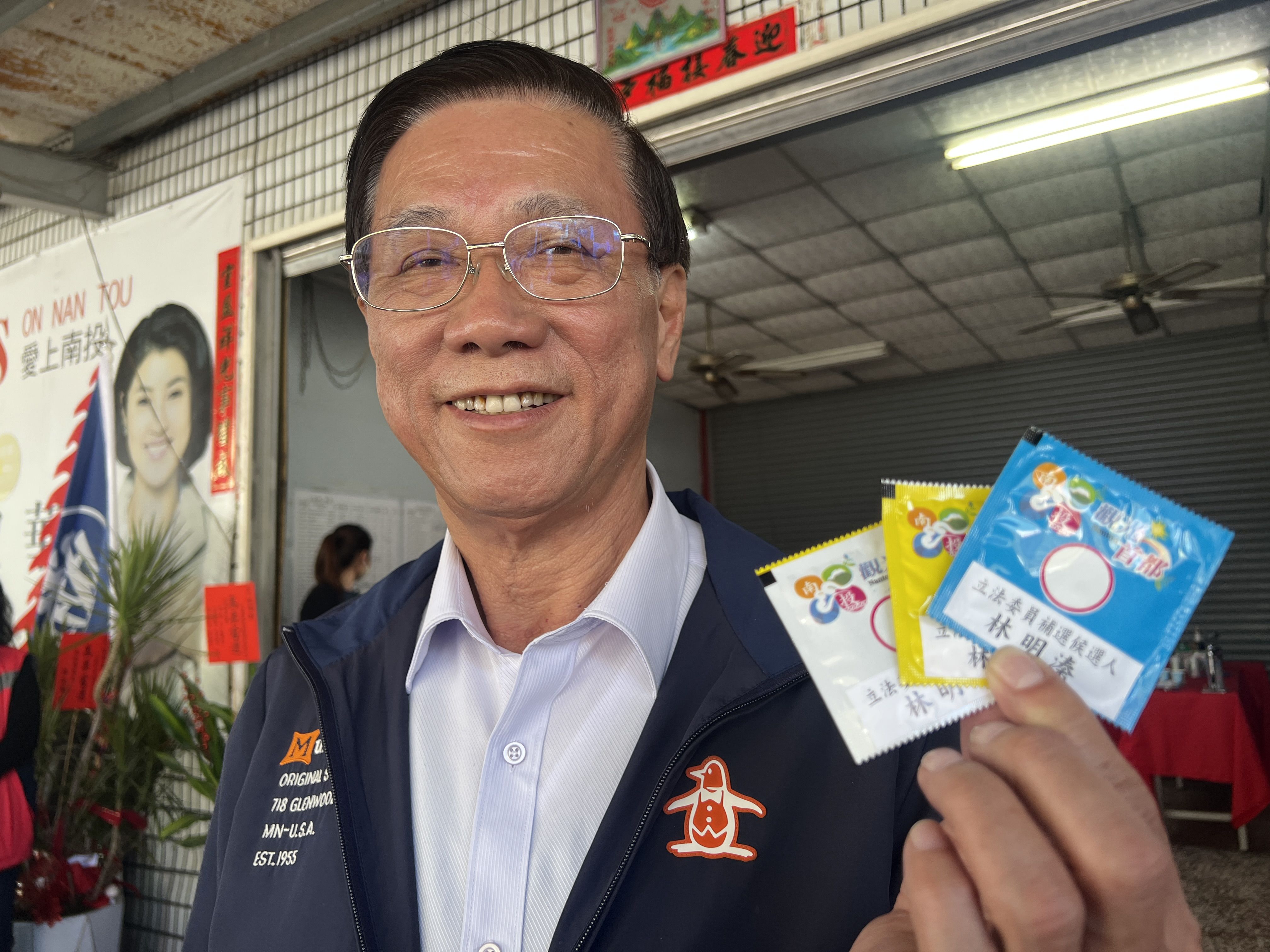 ▲立委候選人林明溱競選團隊，推出文宣品拋棄式濕紙巾，包裝如同「保險套」。（圖／林明溱競選辦公室、蔡培慧競選辦公室提供）