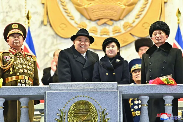 ▲▼北韓8日晚間舉行建軍節75周年閱兵儀式，金正恩和女兒金主愛站在閱兵台。（圖／路透）