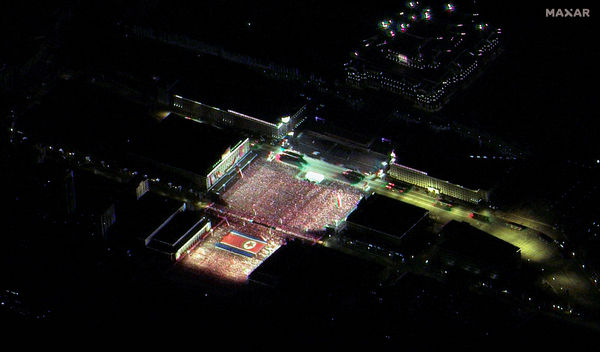 ▲▼北韓8日萬堅在平壤金日成廣場閱兵時，美國薩泰爾科技透過衛星拍攝到的畫面。（圖／路透）
