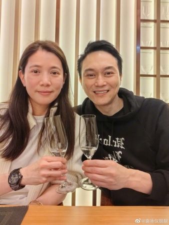▲▼袁詠儀、張智霖慶結婚22周年。（圖／翻攝自微博）