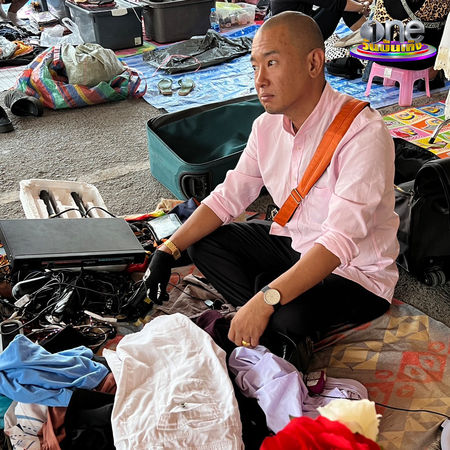 ▲▼泰國男星Ryu Athit（ริว อาทิตย์）無家可歸蹲路邊賣二手貨。（圖／翻攝自泰網）