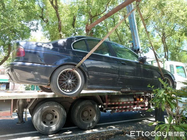 ▲環保局呼籲廢棄車輛交合法回收商。（圖／記者楊漢聲翻攝）