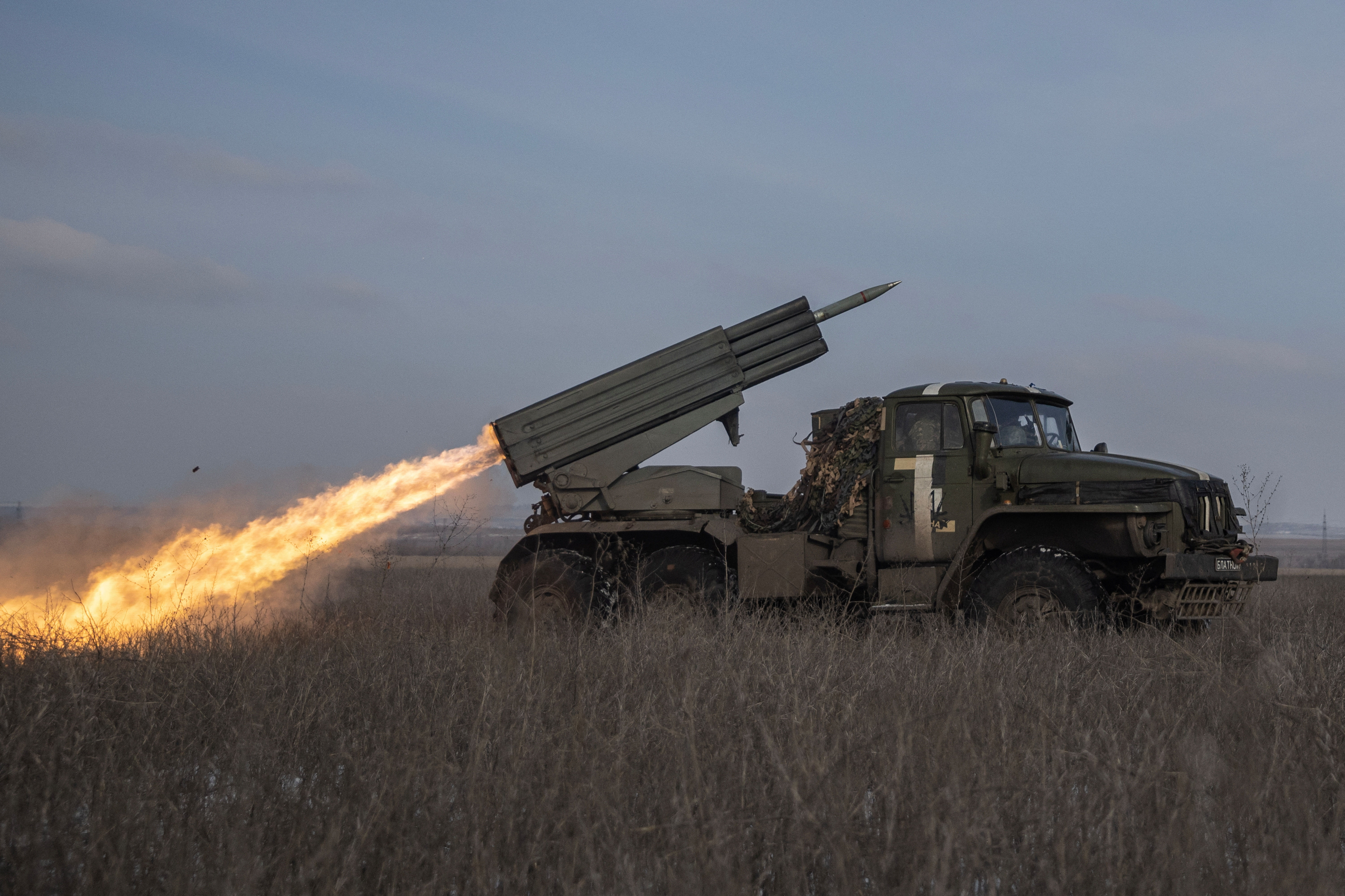 ▲▼烏軍2月7日在頓內茨克州馬林卡鎮前線向俄軍基地發射BM-21「冰雹」多管火箭炮。（圖／路透）