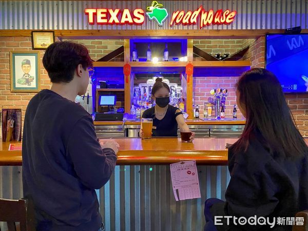 ▲2月13日Texas Roadhouse特別企劃「單身酒吧萬萬醉」，餐廳被有脫單助攻小道具。（圖／開展餐飲提供）