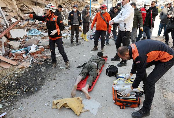▲▼土耳其一名男子在瓦礫伴隨妻子屍體48小時後被奇蹟救出。（圖／路透）