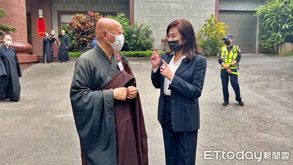 ▲邱佩琳南下佛光山弔唁星雲大師 追憶父親邱創煥感人往事。（圖／記者郭世賢翻攝）