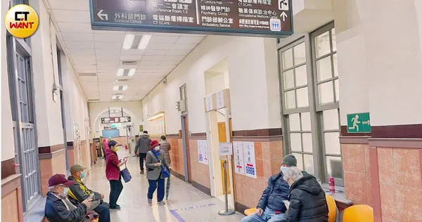 農曆春節民眾南往北返群聚，讓各種病毒逮到機會肆虐，也讓疫情指揮中心憂心加重醫療量能，因而延緩口罩解封令。（示意圖／趙文彬攝）