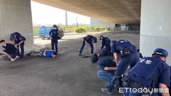 ▲東港警分局在環灣大橋下舉辦廟會鬥毆快打部隊演練            。（圖／記者陳崑福翻攝，下同）