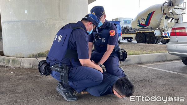 ▲東港警分局在環灣大橋下舉辦廟會鬥毆快打部隊演練            。（圖／記者陳崑福翻攝，下同）