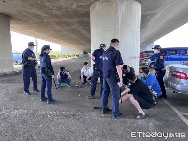 ▲東港警分局在環灣大橋下舉辦廟會鬥毆快打部隊演練            。（圖／記者陳崑福翻攝，下同）