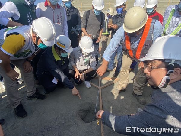 ▲台南市長黃偉哲親自前往視察工程施作品質，檢測紅土跟礫石的厚度，都有按照標準施工。（圖／記者林悅翻攝，下同）