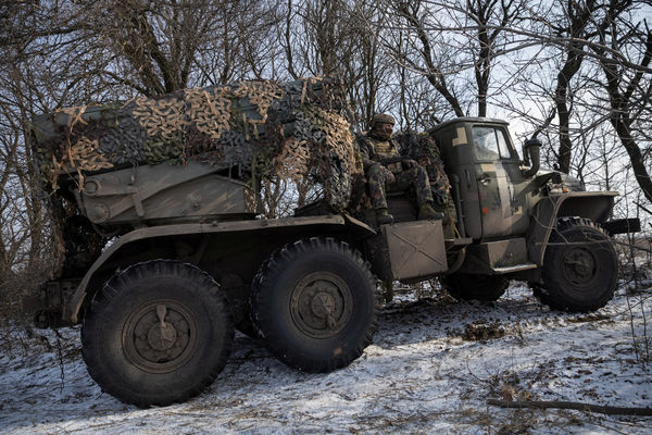 ▲▼烏軍2月7日在頓內茨克州馬林卡鎮前線向俄軍基地發射BM-21「冰雹」多管火箭炮。（圖／路透）