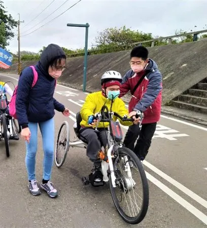 ▲小和在協助下逐漸進步，挑戰南寮海岸線。（圖／新竹市政府提供）