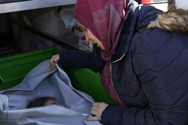 ▲▼土耳其一名母親尋獲女兒遺體後，溫柔地給了女兒最後一吻。（圖／達志影像／美聯社）