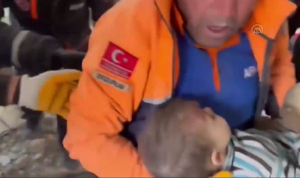 瓦礫中聽到哭聲！搜救人員鑽洞找到2歲男童　活埋79小時奇蹟獲救。（圖／翻攝自Twitter）