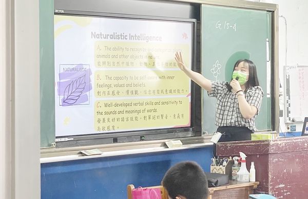 ▲桃園市政府教育局指出，自111學年度起，全市國中小學及公立幼兒園將實施「代理教師全年聘期」，圖為代理教師上課資料照。（圖／教育局提供）