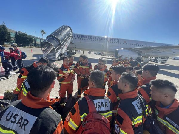 ▲新加坡、香港汪汪隊接連抵達土耳其！　下機牽狗狗英雄帥氣登場。（圖／翻攝自Facebook／香港消防處 Hong Kong Fire Services Department）