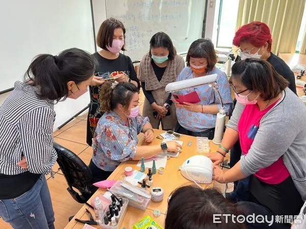 ▲環球科技大學「美學職能教師研習營」規劃高中職老師、學生及菁英選手提升高中職美髮、創意飾品及凝膠紙模延甲技法的務實運用。（圖／記者蔡佩旻翻攝）