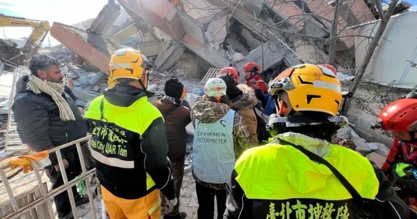 台灣搜救隊儘管8日才成功將一名受困女子救出，仍不幸不治，無疑都在在衝擊救難人員的心情。(圖／翻攝畫面)