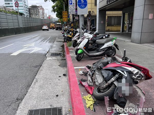 ▲▼北市民權西路死亡車禍！28歲女騎士擦撞倒地　當場遭輾斃。（圖／記者邱中岳攝）