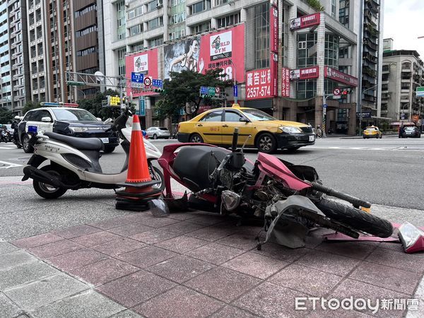 ▲▼北市民權西路死亡車禍！28歲女騎士擦撞倒地　當場遭輾斃。（圖／記者邱中岳攝）