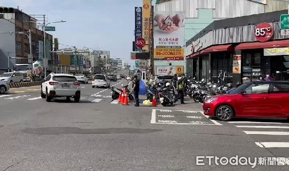 ▲台南市永康區中華路、大橋二街，10日上午11時許傳出死亡車禍，水泥預拌車右轉時與同向騎腳踏車72歲吳姓男子發生車禍，吳男當場死亡。（圖／記者林悅翻攝，下同）