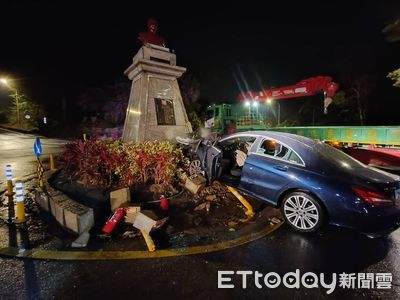 賓士酒駕自撞圓環炸出火球　2警挺身「猛拉駕駛」與死神拔河